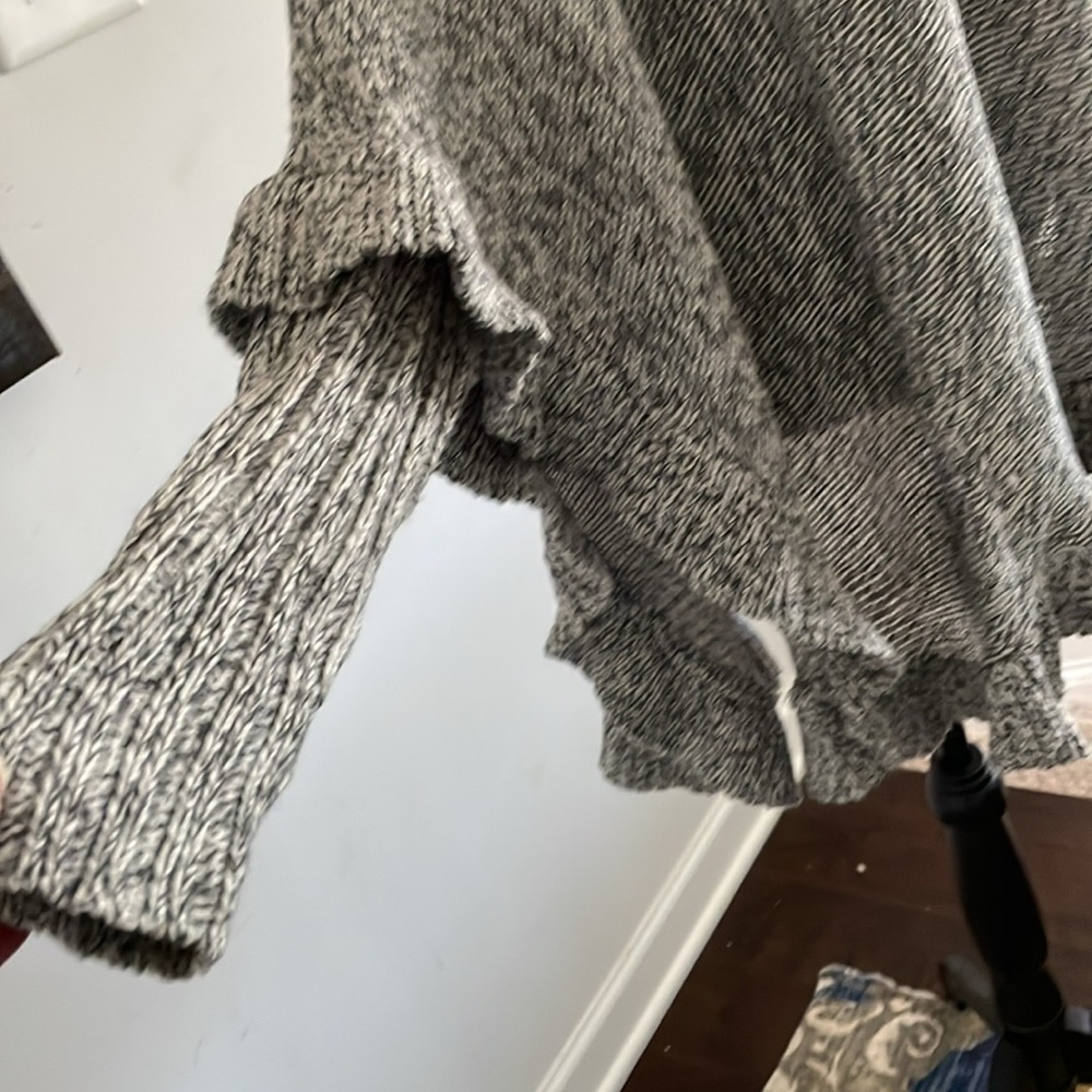 Alya Women’s Poncho Sweater Size SM Gray Cowl Neck Soft Knit Boho Style Ruffles - Picture 6 of 9
